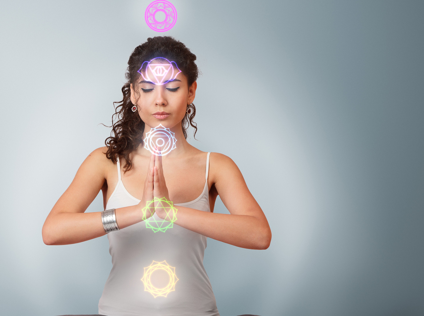 How to clear your chakras using the color therapy
